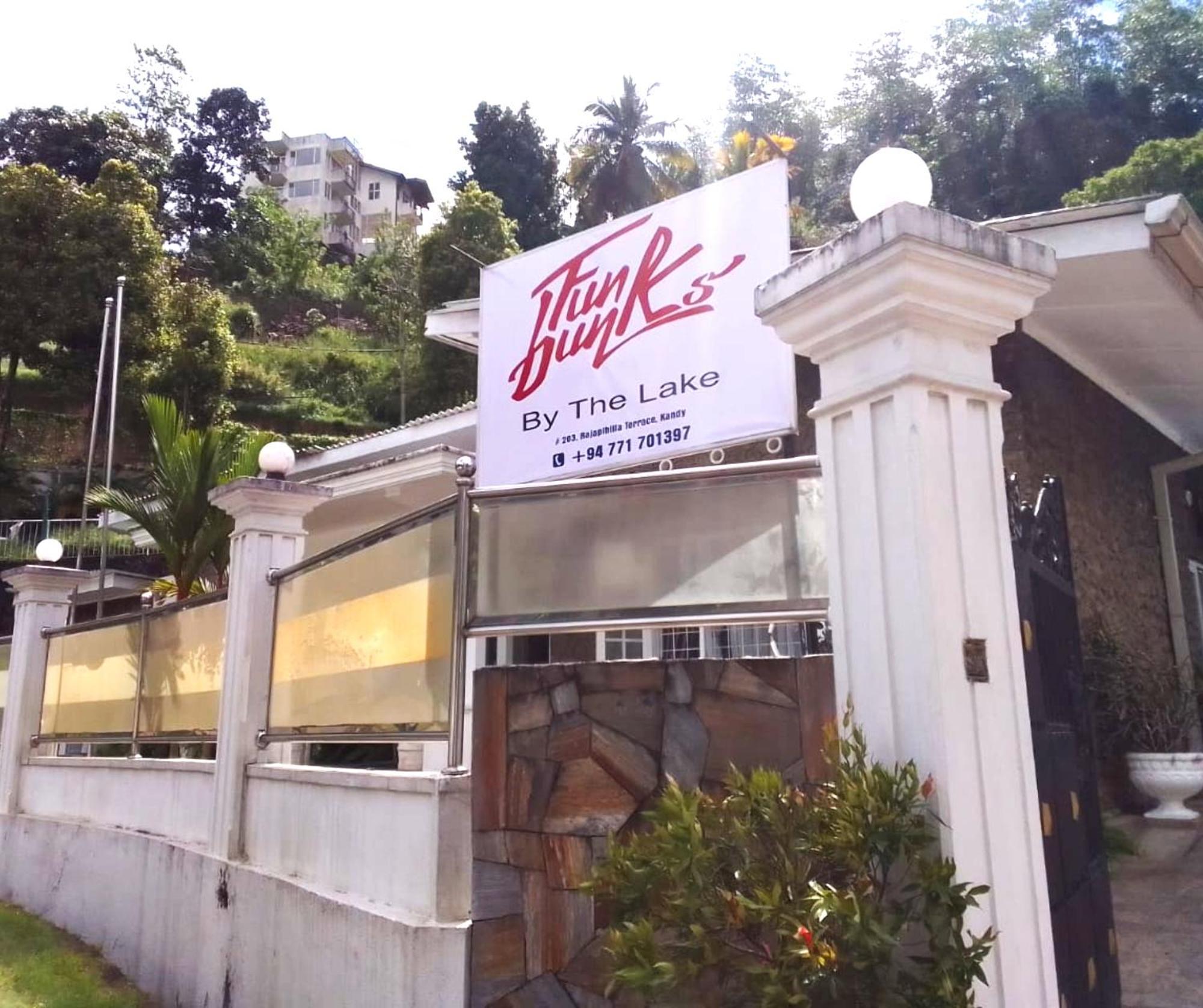 Funk Bunks - By The Lake Kandy Exterior photo